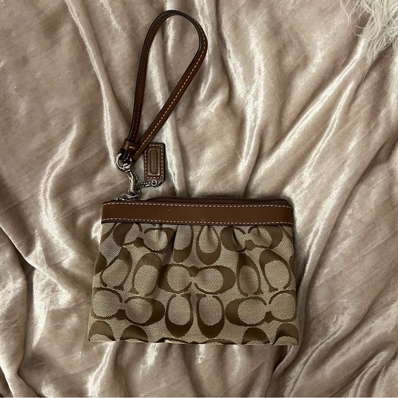 Authentic Coach classic brown wristlet - Picture 16 of 16